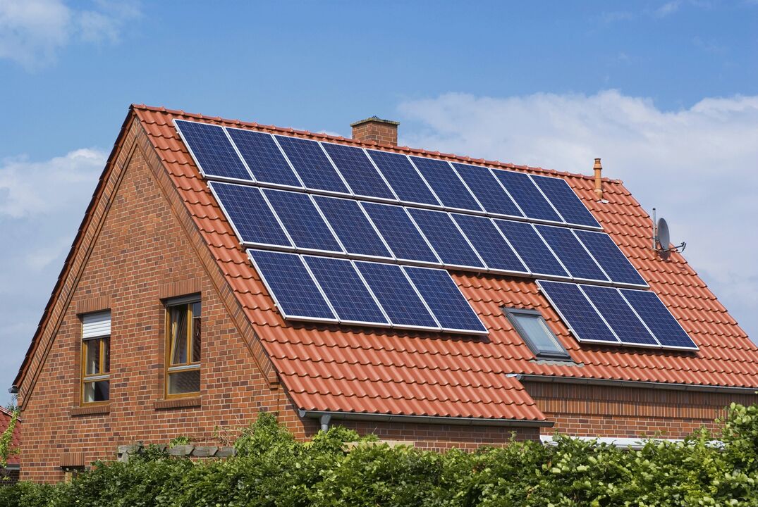 Sonnenkollektoren zum Energiesparen im Haus